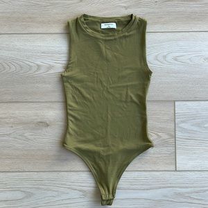 Babaton Contour Crew Bodysuit
Sleeveless crewneck bodysuit
